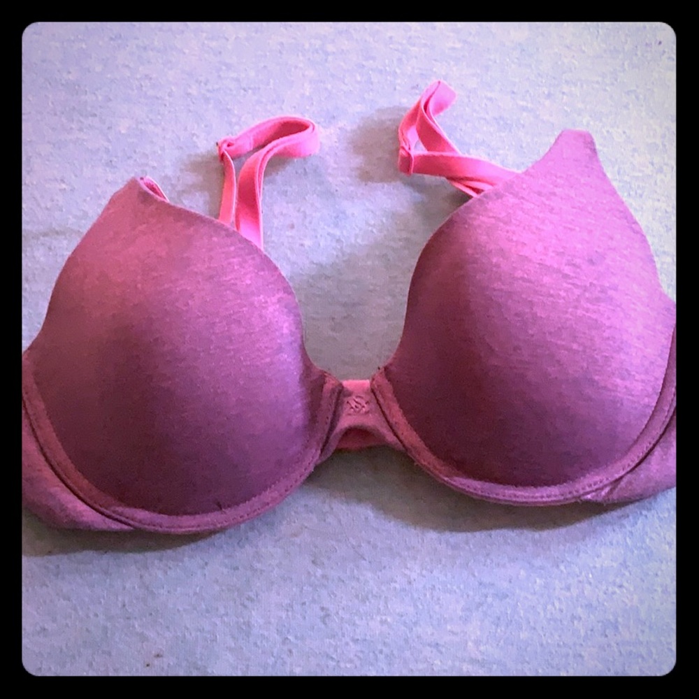32B Victoria Secret bra
